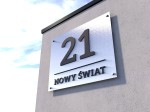 Tabliczka adresowa na dystansach SREBRNA 3D